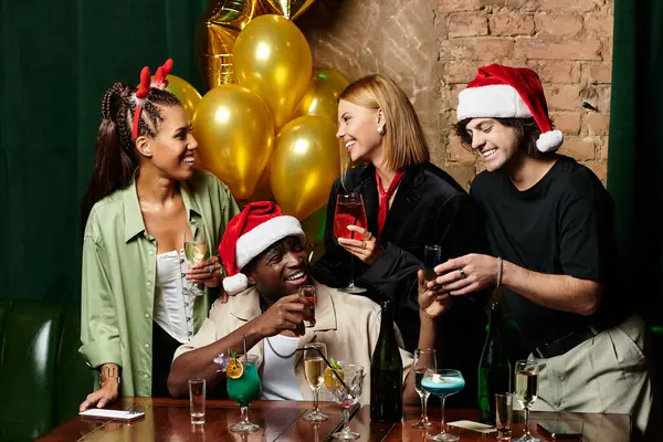 Les jeunes professionnels savourent des boissons festives et de la camaraderie lors d'un événement d'entreprise joyeux. — Photo de stock
