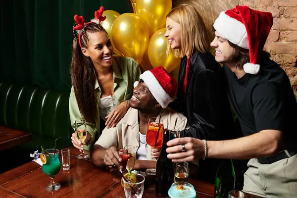 Amis et collègues partagent des rires et des cocktails lors d'une joyeuse célébration d'entreprise. — Photo de stock