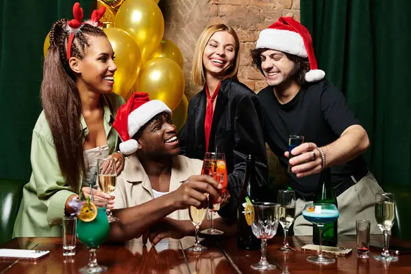 Junge Berufstätige genießen Drinks und fröhliche Momente bei einem lebendigen Firmenfest. — Stockfoto
