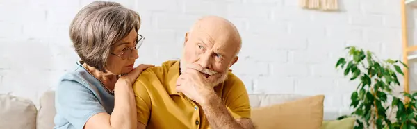 Віддана жінка втішає чоловіка, який живе з діабетом у затишному домашньому середовищі. — стокове фото
