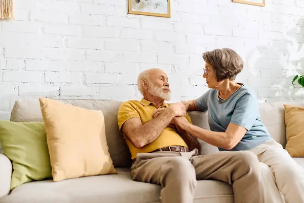 Una esposa devota ayuda a su marido diabético en casa, fomentando el amor y el apoyo en su vida diaria. - foto de stock