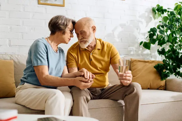 Eine fürsorgliche Ehefrau unterstützt ihren Mann bei der Zuckerkrankheit im gemütlichen Wohnzimmer. — Stockfoto