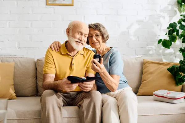 Una esposa devota ayuda a su marido con la diabetes, ya que comparten un momento tranquilo en casa. - foto de stock