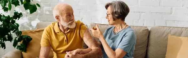 Una pareja amorosa pasar tiempo de calidad juntos como la esposa ayuda a su marido con el cuidado de la diabetes. - foto de stock