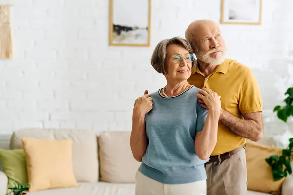 Eine fürsorgliche Ehefrau unterstützt ihren an Diabetes erkrankten Mann in ihrem gemütlichen Zuhause und zeigt ihre Verbundenheit. — Stockfoto