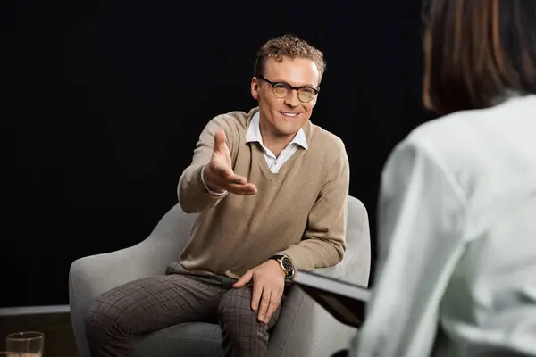 Um jornalista profissional entrevista um especialista, fomentando uma discussão atenta sobre temas atuais. — Fotografia de Stock