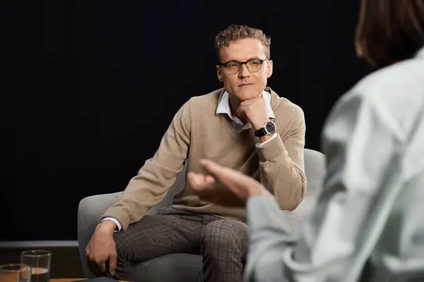 A journalist engages in a profound dialogue with a specialist, exploring important topics in a sleek studio. — Stock Photo