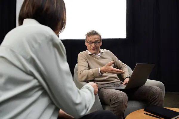 Um jornalista entrevista um especialista, discutindo temas importantes de forma atenciosa e colaborativa. — Fotografia de Stock