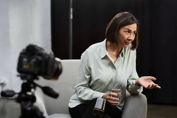 A focused journalist capturing expert insights in a contemporary studio atmosphere. — Stock Photo