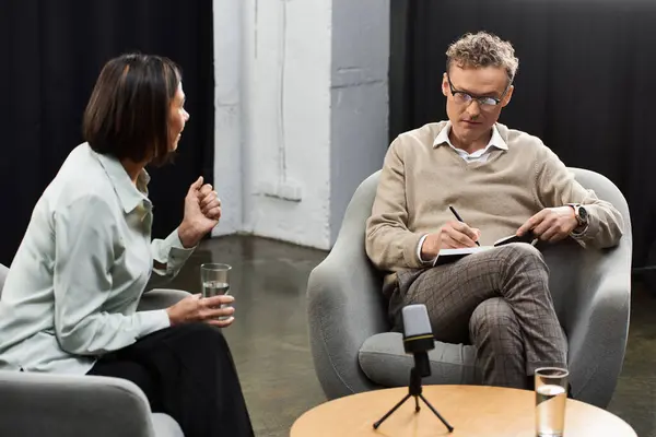 A journalist conducts an insightful interview with a woman expert, discussing important issues together. — Stock Photo