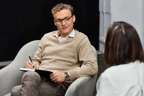 A journalist engages a specialist in a professional interview, capturing expert insights in a modern atmosphere. — Stock Photo