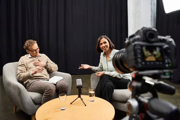 Um jornalista conduz uma entrevista perspicaz com um especialista, iluminando tópicos importantes juntos. — Fotografia de Stock