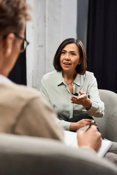 A journalist conducts an insightful interview with a knowledgeable woman, capturing expert opinions. — Stock Photo