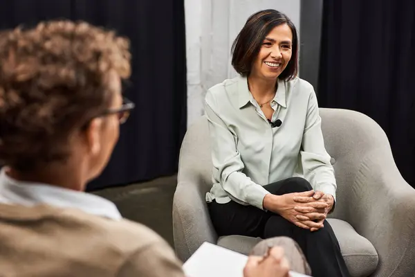 A journalist and a specialist conduct an insightful interview, sharing knowledge in a professional setting. — Stock Photo