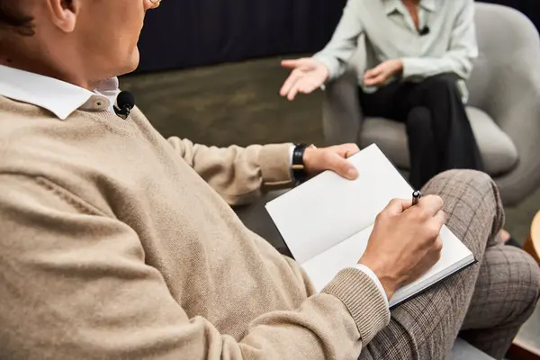 A journalist conducts an insightful interview with a specialist, capturing their valuable insights in real time. — Stock Photo
