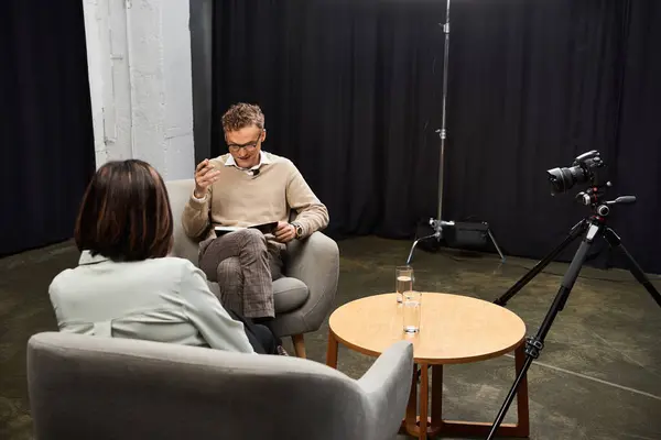 A journalist conducts an in-depth conversation with a woman specialist, sharing insights and expertise. — Stock Photo