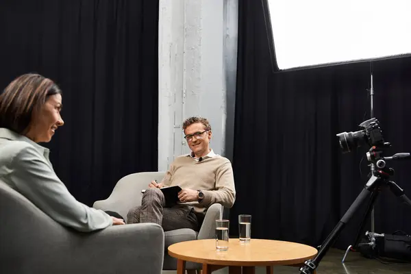 A journalist engages with a knowledgeable woman, sharing her expertise during a captivating interview. — Stock Photo