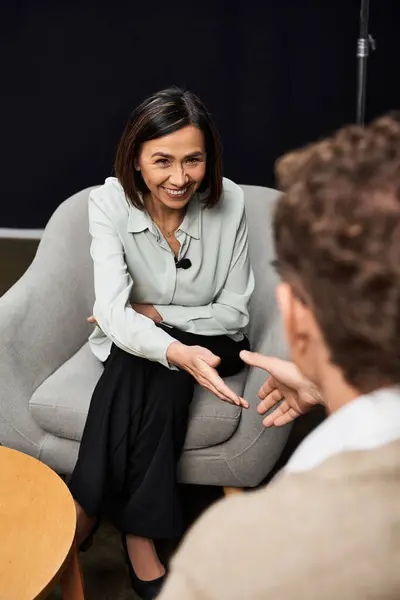 A journalist conducts an insightful interview with a specialist, sharing knowledge and ideas enthusiastically. — Stock Photo