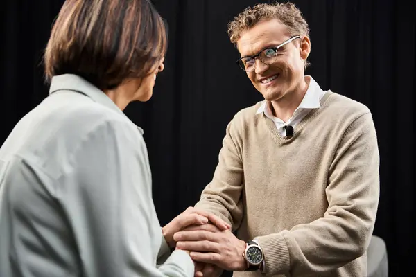A journalist conducts an engaging interview with a female specialist in a professional studio setting. — Stock Photo