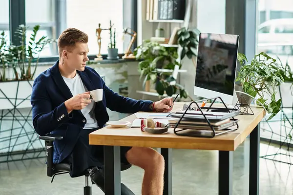 Ein junger Profi mit Beinprothese konzentriert sich bei einer Tasse Kaffee auf seine Aufgaben. — Stockfoto