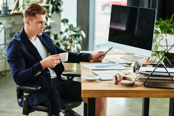 A determined businessman with an artificial limb works diligently at his desk, showcasing workplace inclusion. — Stock Photo