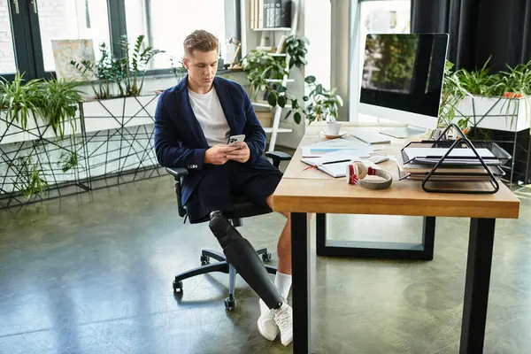 A determined businessman with a prosthetic leg focuses on his work at a stylish office desk filled with tasks. — Stock Photo