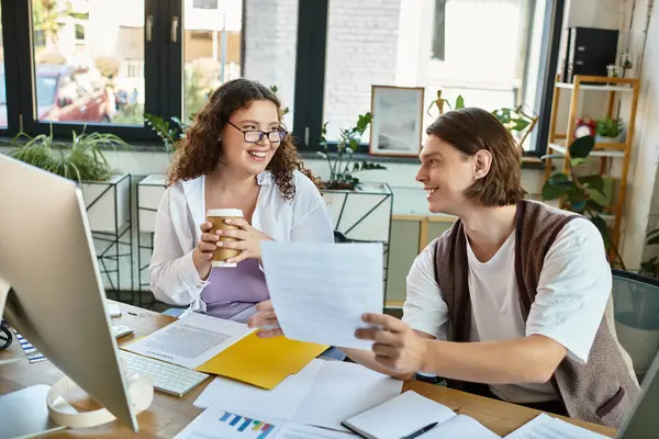 A cheerful young plus size woman enjoys coffee while discussing ideas with her friend. — Stock Photo