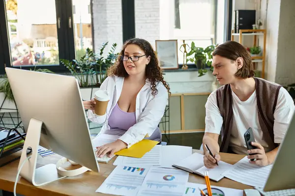 A young plus size woman brainstorms with her male friend over coffee. — Stock Photo