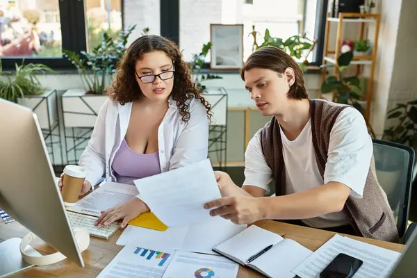 Two friends explore ideas together at a cozy workspace filled with inspiring elements. — Stock Photo