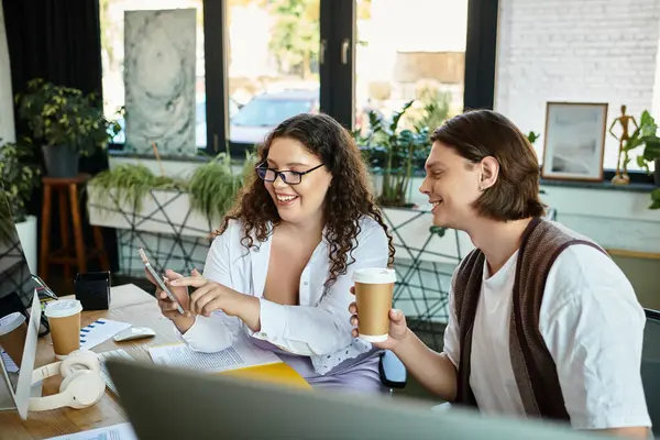Eine junge Plus-Size-Frau teilt einen freudigen Moment mit ihrem männlichen Freund bei Kaffee und Gespräch. — Stockfoto
