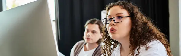 A young plus size woman eagerly shares ideas with her attentive male friend in a bright space. — Stock Photo