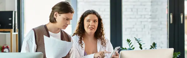 A cheerful young plus size woman engages with her male friend while holding a phone. — Stock Photo