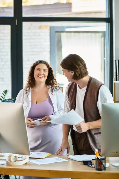 A joyful moment shared between a young plus size woman and her male friend in an inviting office. — Stock Photo
