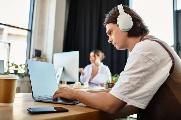 A young plus size woman engages with her male friend while brainstorming ideas in a stylish office. — Stock Photo