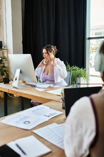 A young plus size woman engages in a video call with her male friend, sharing ideas. — Stock Photo