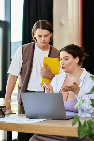 A young plus size woman enthusiastically shares her thoughts while her friend listens intently. — Stock Photo
