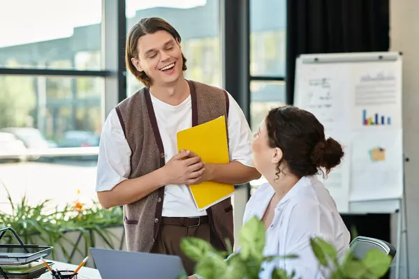 A plus size woman chats and laughs creatively with her male friend. — Stock Photo