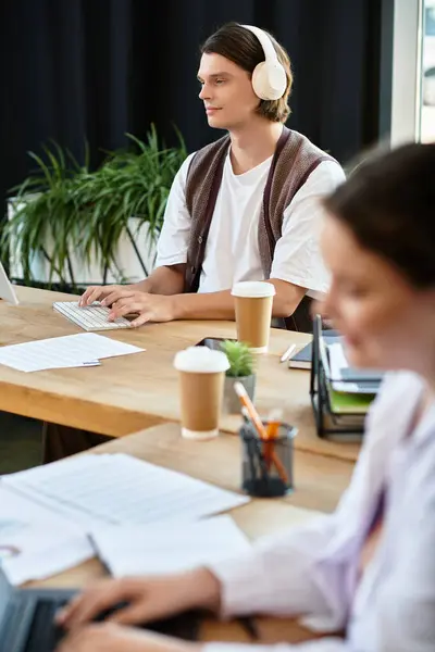 A young plus size woman works intently while her male friend concentrates nearby in a cafe. — Stock Photo