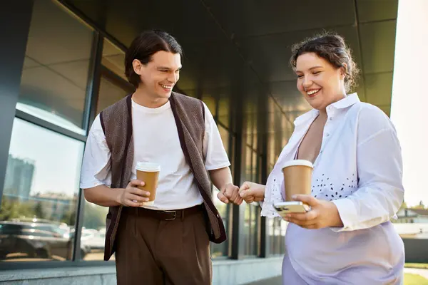 A young plus size woman and her male friend share laughter and coffee in a vibrant outdoor setting. — Stock Photo