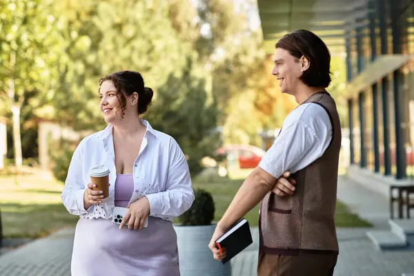 Un allegro plus size donna parla e ride con il suo amico maschio fuori in una giornata di sole. — Foto stock