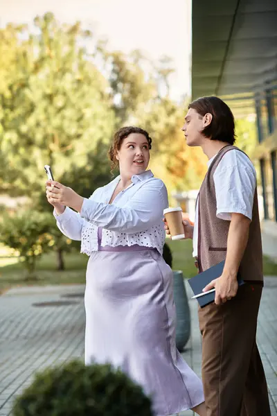 A plus size woman chats with her male friend over coffee in a sunny outdoor spot. — Stock Photo