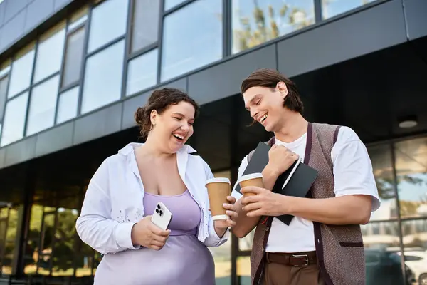 Zwei Freunde teilen Lachen und Kaffee, während sie einen sonnigen Tag im Freien genießen. — Stockfoto