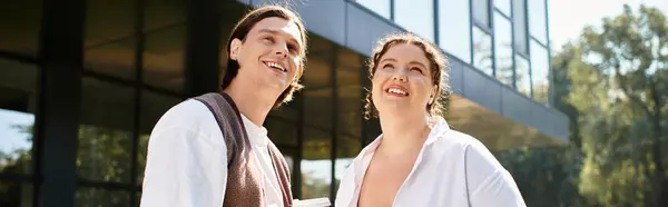 A young plus size woman and her male friend share laughter under the sun, enjoying their time. — Stock Photo
