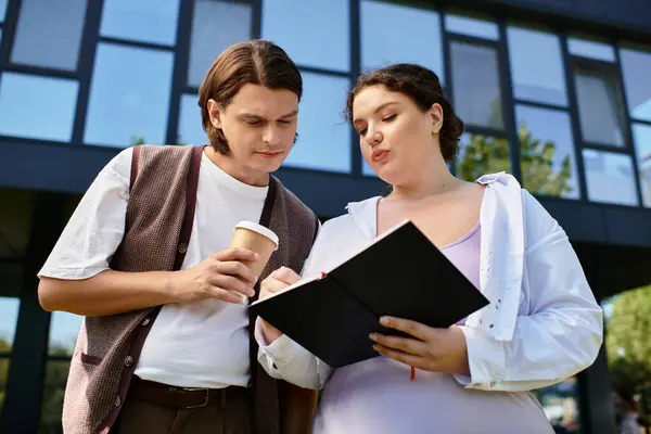 Una joven mujer de talla grande y su amiga discuten ideas mientras disfrutan del café al aire libre. - foto de stock