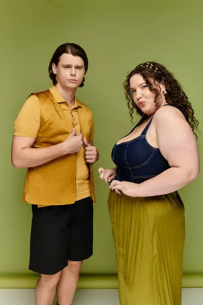 A confident plus size woman poses with her friend, highlighting friendship and style. — Stock Photo