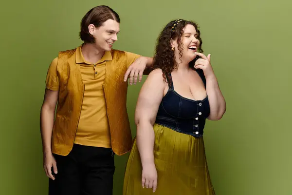 A cheerful plus size woman playfully interacts with her male friend, enjoying their time together. — Stock Photo