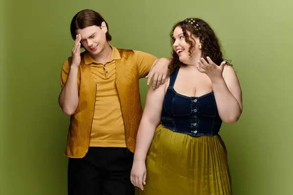 Zwei Freunde teilen einen freudigen Moment, indem sie in hellen Outfits Lachen und Verbundenheit ausdrücken. — Stockfoto