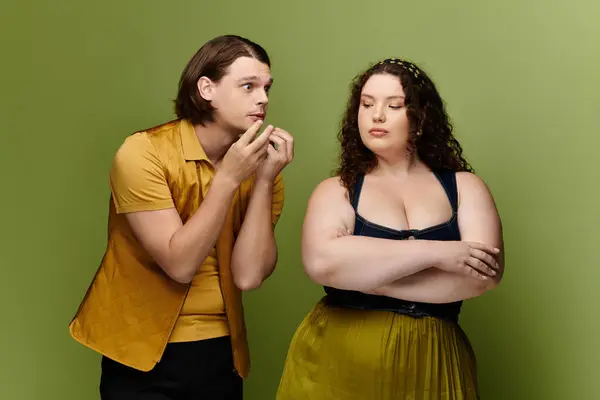 A plus size woman stands confidently with arms crossed while her friend shares a light moment. — Stock Photo