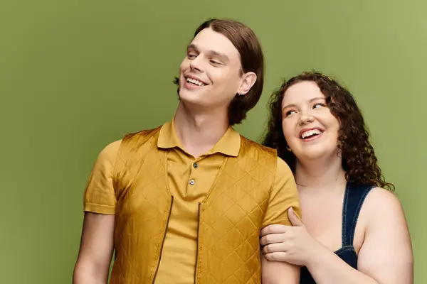 Two friends share laughter, embracing their unique styles against a vibrant backdrop. — Stock Photo