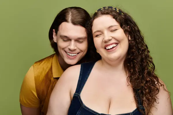 A young woman and her male friend share a joyful laugh, highlighting their close bond. — Stock Photo